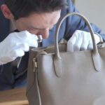 鑑定する男性