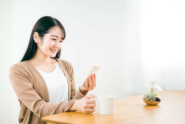 電話を掛ける女性